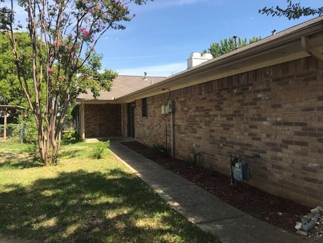 Building Photo - Charming Duplex in Flower Mound!