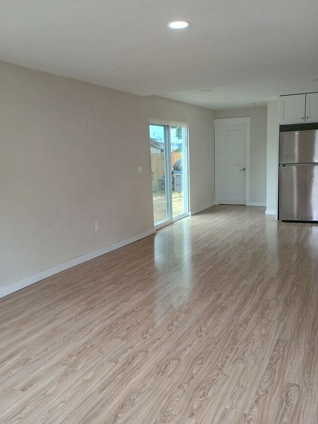 Building Photo - Charming Bremerton Home with Convenient Lo...