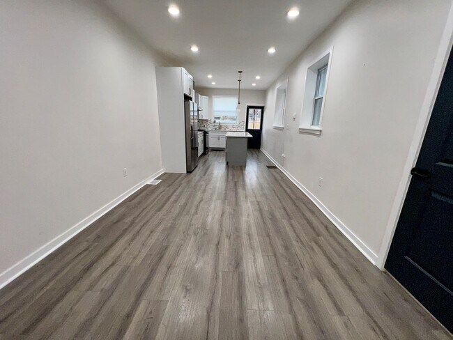 Foto del edificio - Newly Renovated 3-Bedroom Townhouse in Wes...