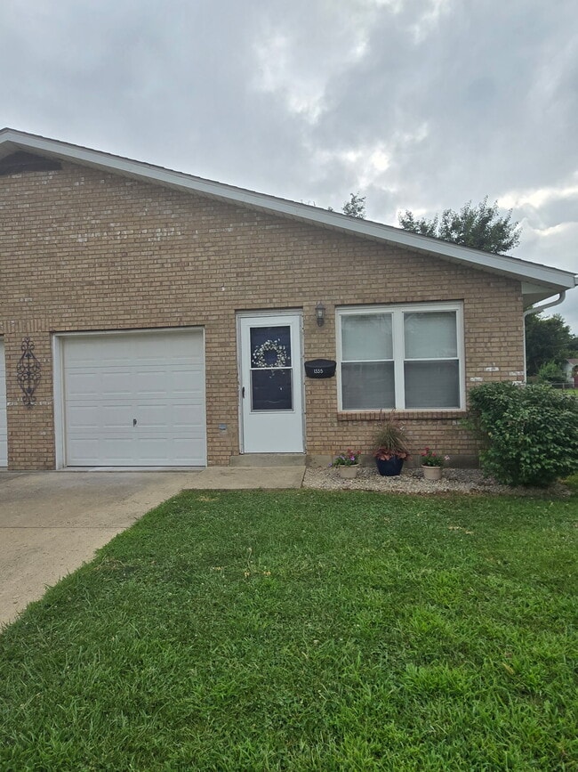 Building Photo - 1335 Seneca Dr