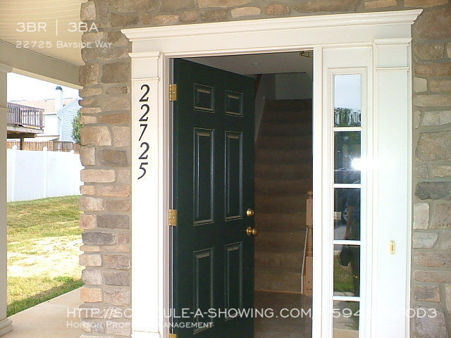 Building Photo - 3 Bedroom, 2.5 Bath 3 Story Townhome