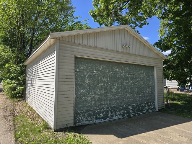 Building Photo - 450 Cutler St