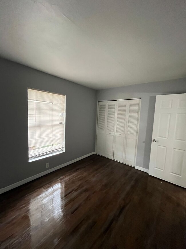 Building Photo - Updated 2/1 in Quiet Quadplex – Great Loca...
