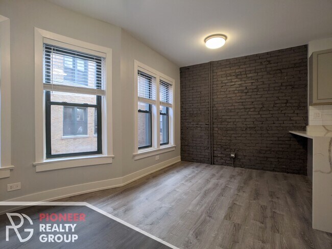 Building Photo - 7738 N Eastlake Ter