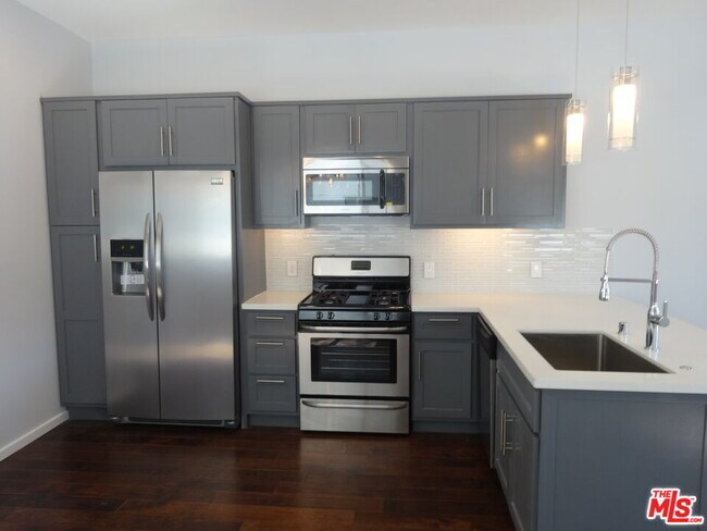 Foto del edificio - 809 N W Knoll Dr