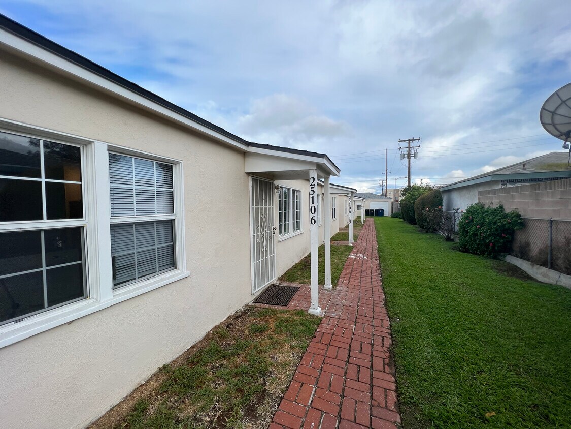 Foto principal - 25109 Narbonne Ave