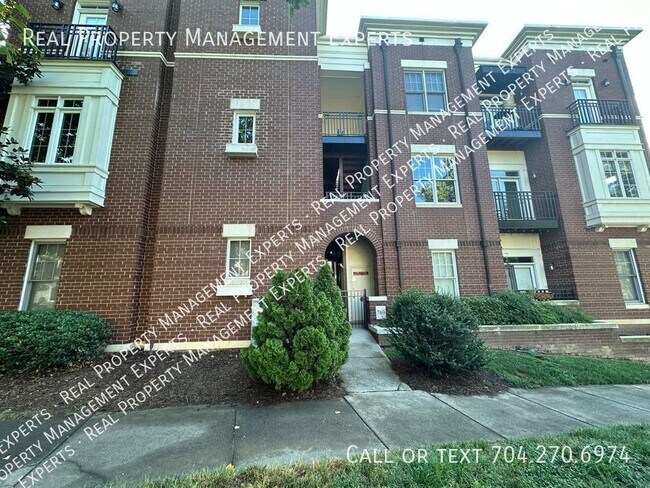 Building Photo - Charming 1BR/1BA Condo in the heart of Cha...