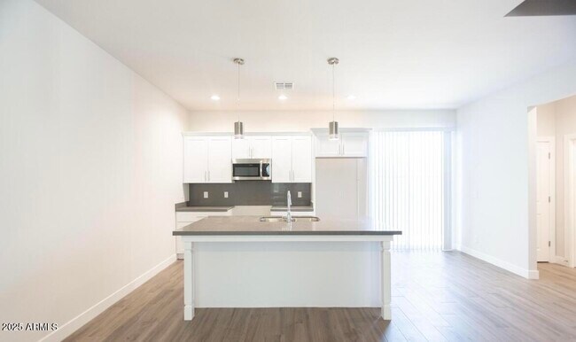 Foto del edificio - 1850 N 51st St