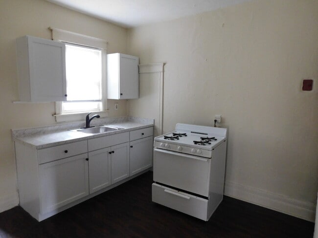 Building Photo - Newly Remodeled 1st Floor Apartment Near Downtown Mt Clemens