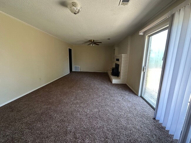Building Photo - Introducing a charming 3-bedroom, 2-bathro...