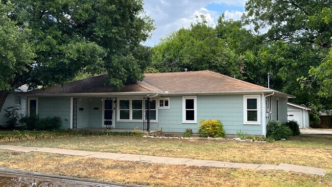 Foto del edificio - 1000 E Walnut St