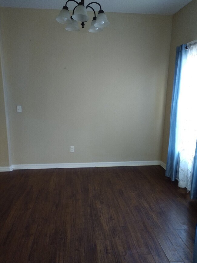 Foto del edificio - Spacious 3 bedroom, 2 bath corner unit.