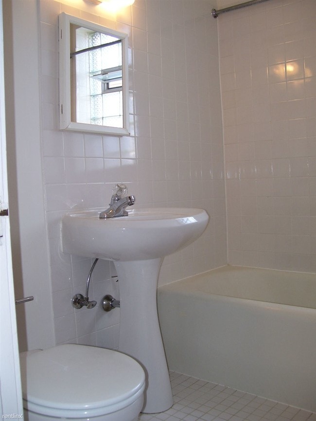 Building Photo - Studio, 1 bath Apartment - 4531 N Ashland Ave