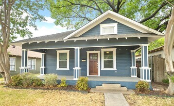 Building Photo - Stunning Winnetka Heights Craftsman home w...