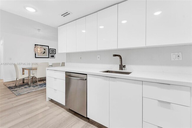 Building Photo - 300 Bayview Dr