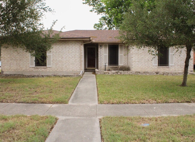 Building Photo - 2102 Meadowgrove Dr