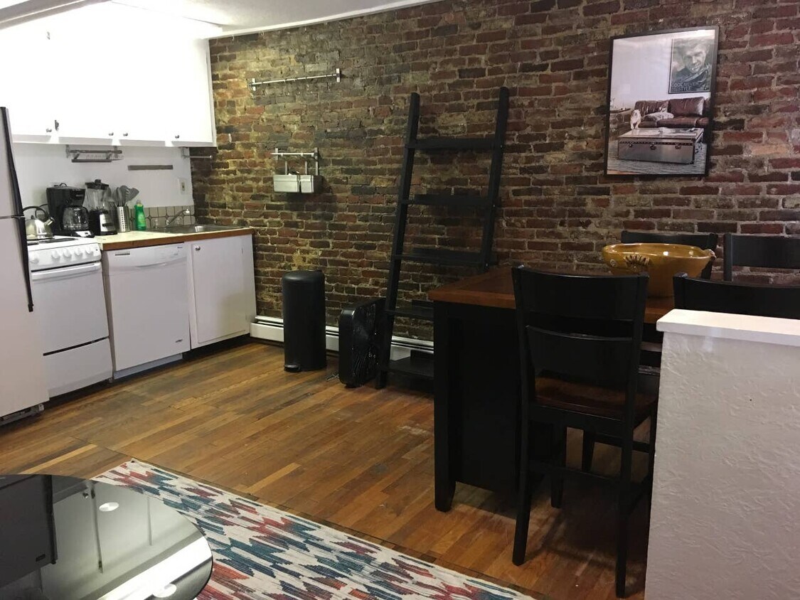 Primary Photo - 123 Myrtle St