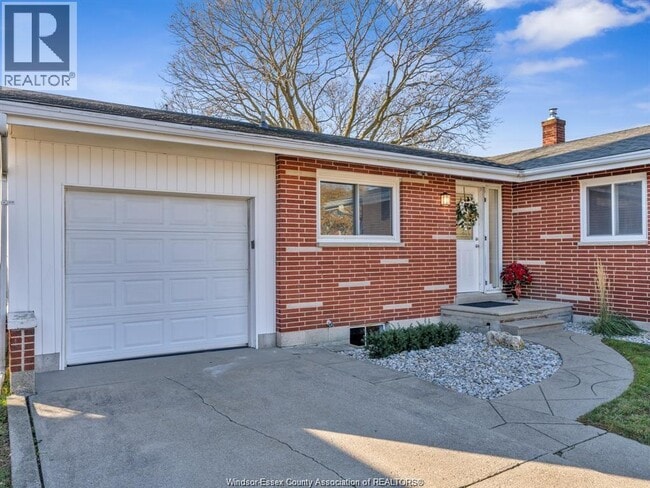 Building Photo - 8 Gladstone Ave