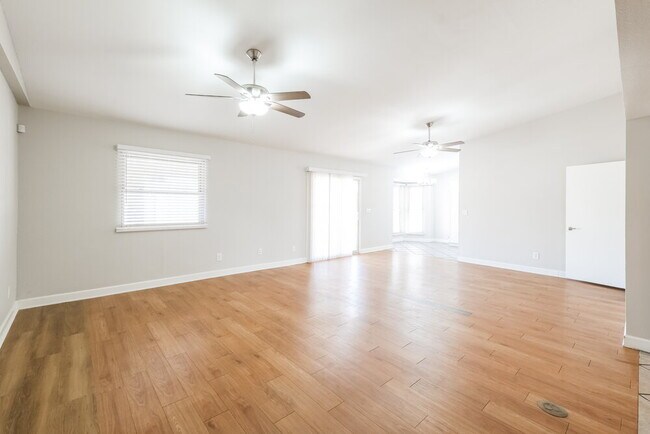 Foto del edificio - 7008 W Canterbury Dr