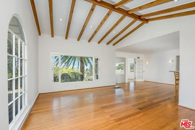 Foto del edificio - 2431 N Gower St
