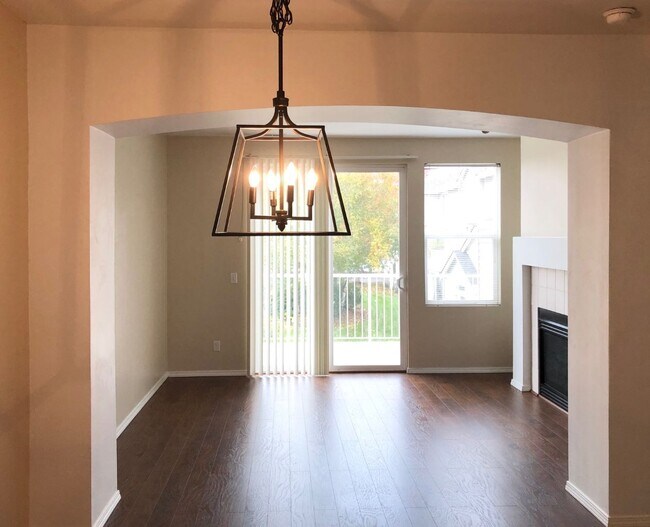 Sala de estar principal con chimenea de gas. - 6123 S 232nd St