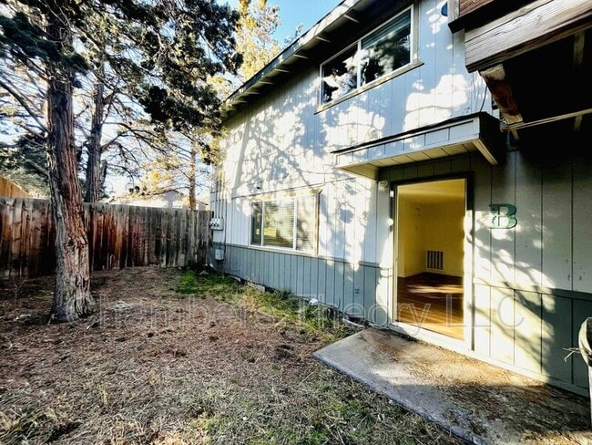 Foto del edificio - 695 SE Centennial St