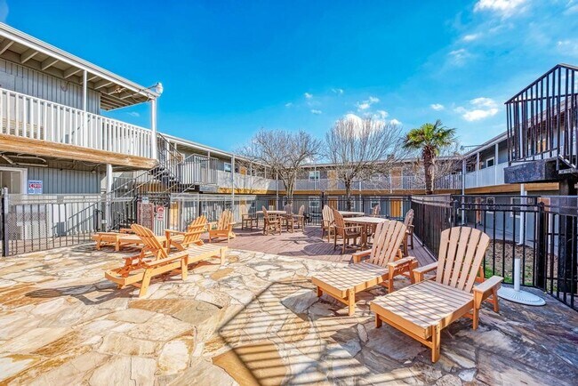 Foto del edificio - 2401 Manor Rd