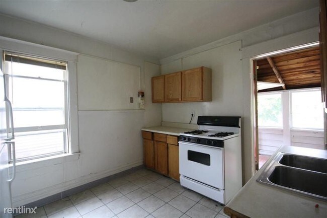 Foto del edificio - 5 br, 2 bath House - 615 Village St