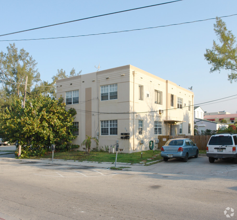 Building Photo - 319 Tyler St