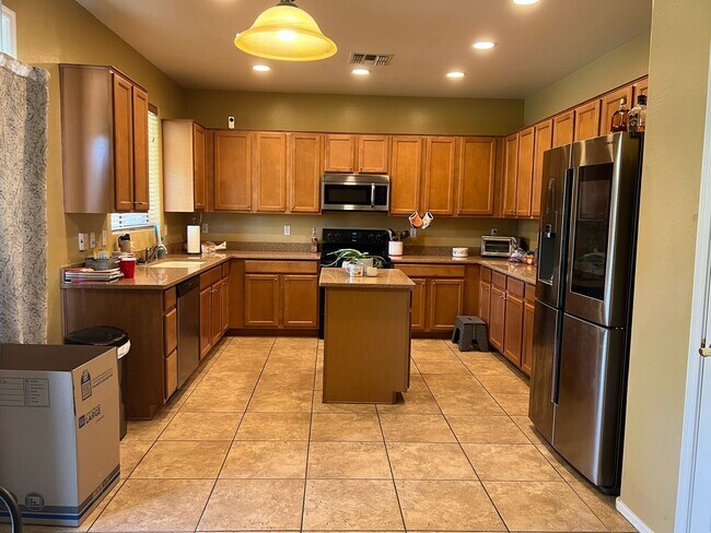 Building Photo - Available Now! 6 bed 3 bath, 3,250 SFT hou...