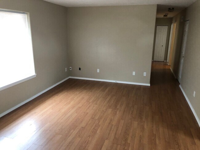 Foto del edificio - PET FRIENDLY! Nice 3 Bedroom, 1 1/2 Bath w...