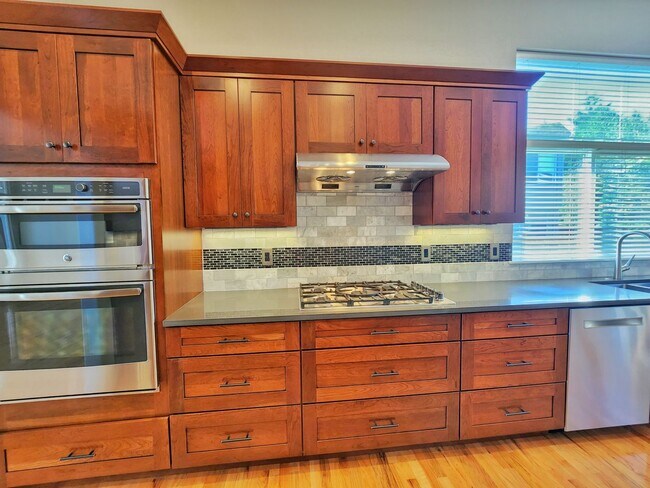 Foto del edificio - Beautiful 5 Bed 2.75 Bath Home in Fairwood, Renton