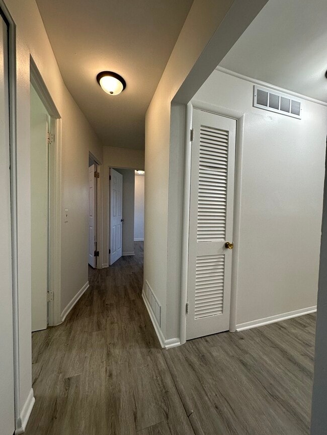 Building Photo - Nice 2BR duplex for rent with Central A/C ...