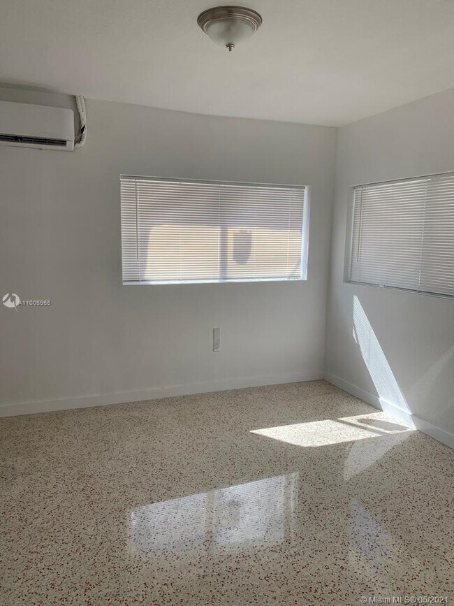 Foto del edificio - 159 NE 56th St