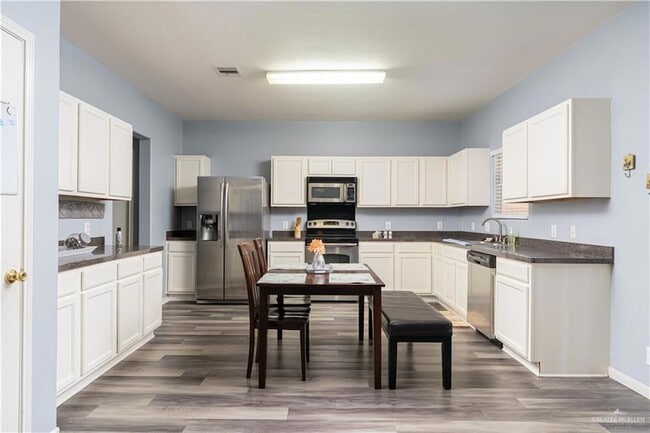 Foto del edificio - 4601 Water Lily Ave