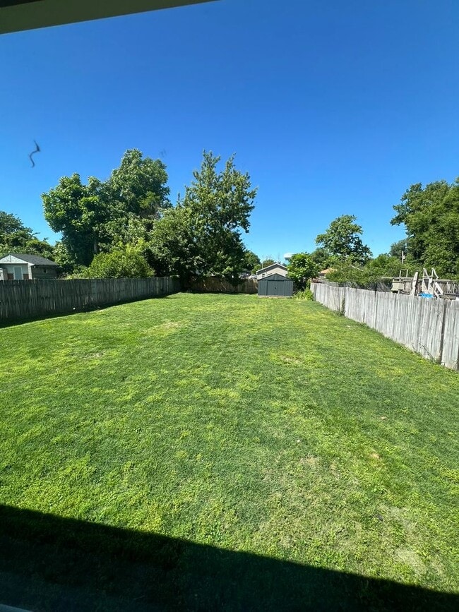 Building Photo - 3 bed 1 bath with huge backyard
