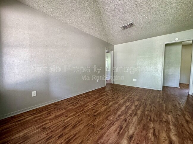 Foto del edificio - 4717 Creekwood Dr
