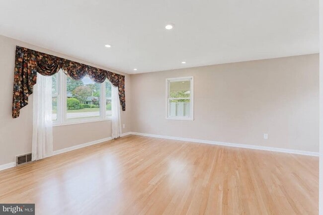 Building Photo - 10914 Woodhaven Dr