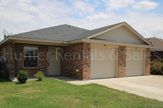 Building Photo - North Killeen 3-Bed Duplex with Modern Tou...