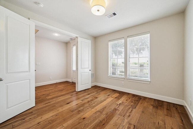 Building Photo - 9443 Fannin St