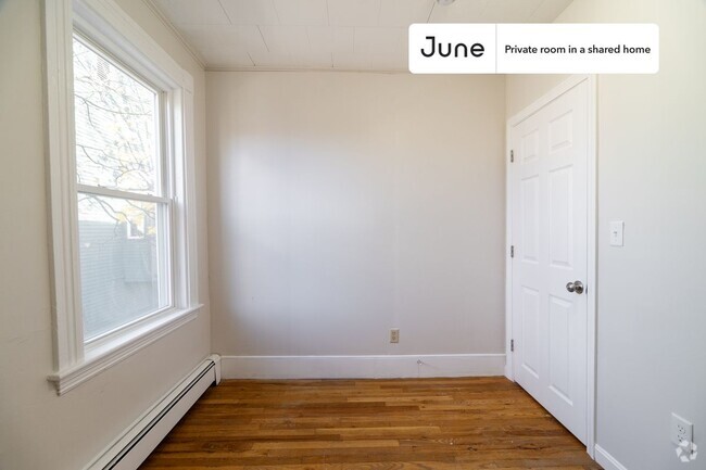 Building Photo - Private bedroom in 3 bed/1 bath Home