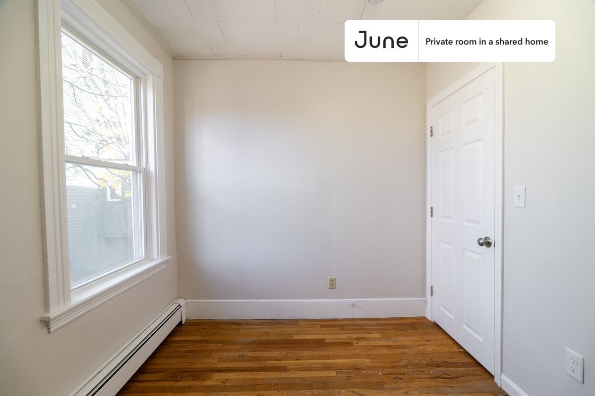 Foto principal - Private bedroom in 3 bed/1 bath Home