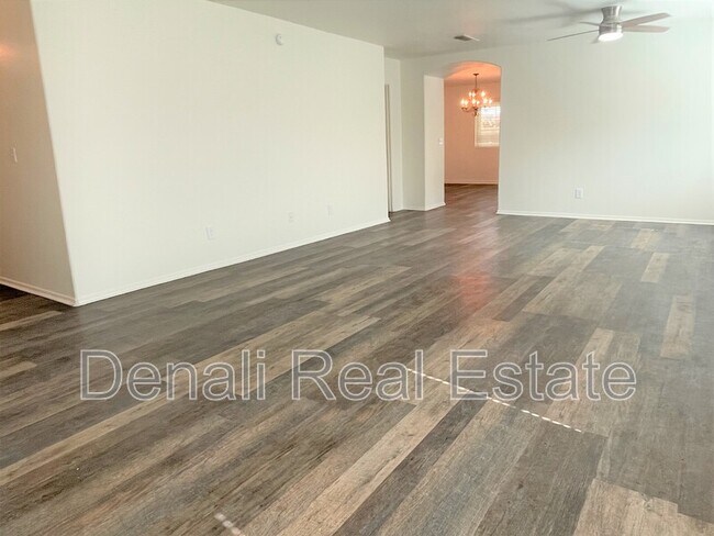 Building Photo - 1651 W Lavender Spring St