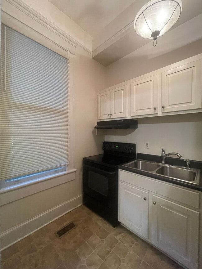 Building Photo - One Bedroom Apartment on Desirable Magnoli...