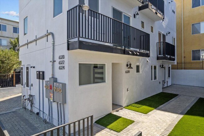 Foto del edificio - 6322 Willoughby Ave