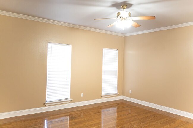 Building Photo - 3 br 2 bath across from the TAC
