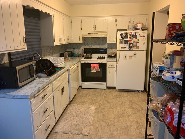 Foto del edificio - 2 Br / 1 Ba TH w/ 1-Car Garage in Brooklyn...