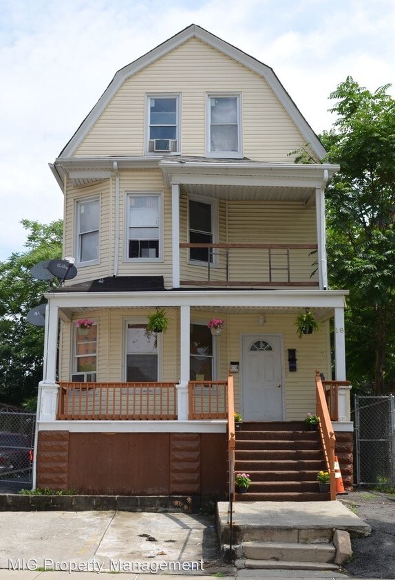 Primary Photo - 1 br, 1 bath Apartment - 18 Halsted Place