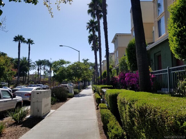 Foto del edificio - 8882 Spectrum Center Blvd