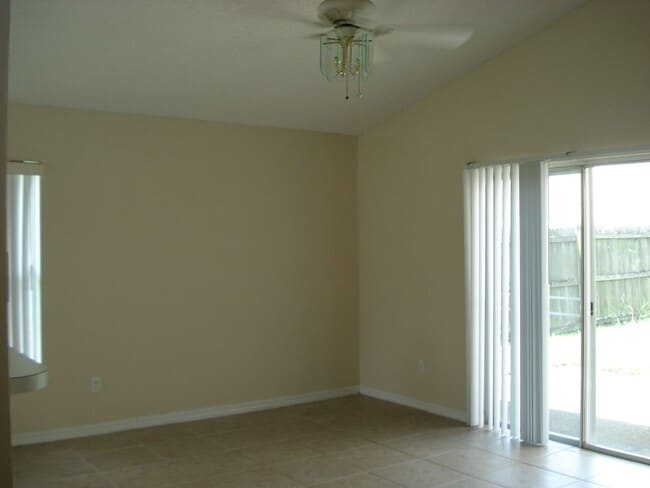 Building Photo - 3/2 Home Minutes to OIA